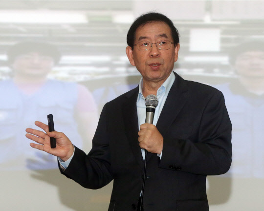 박원순 서울시장이 29일 오후 울산상공회의소에서 울산시민사회단체연대회의와 울산시민연대 초청으로 '주권재민, 시민이 주인이다'를 주제로 강연하고 있다.